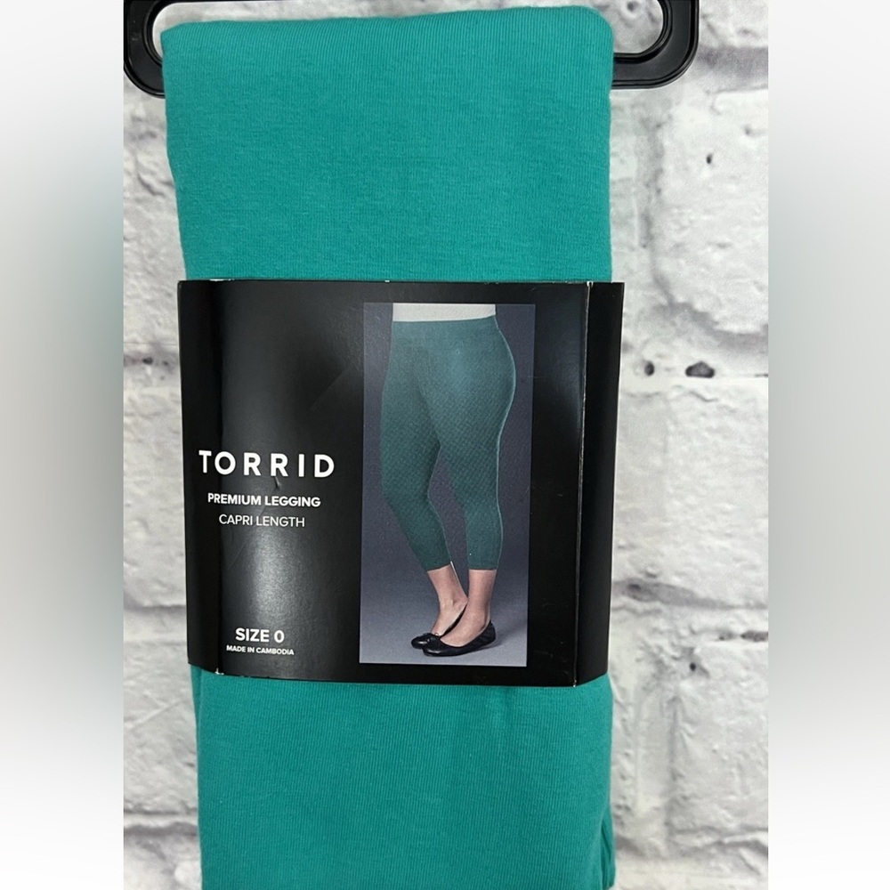 TORRID PREMIUM GREEN CAPRI LEGGINGS PANTS SIZE 0 (L)